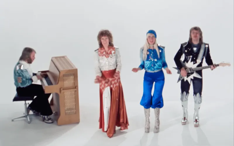 ABBA, sjungandes Waterloo