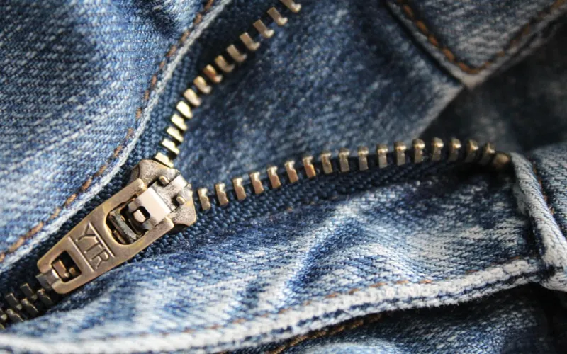 Närbild på ett blixtlås på ett par jeans