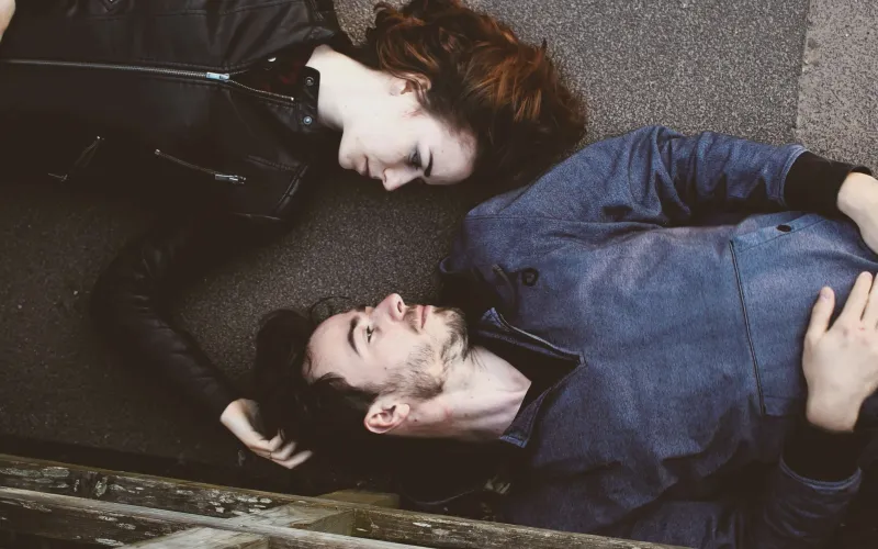 Man och en kvinna som ligger på markenMan och en kvinna som ligger på marken