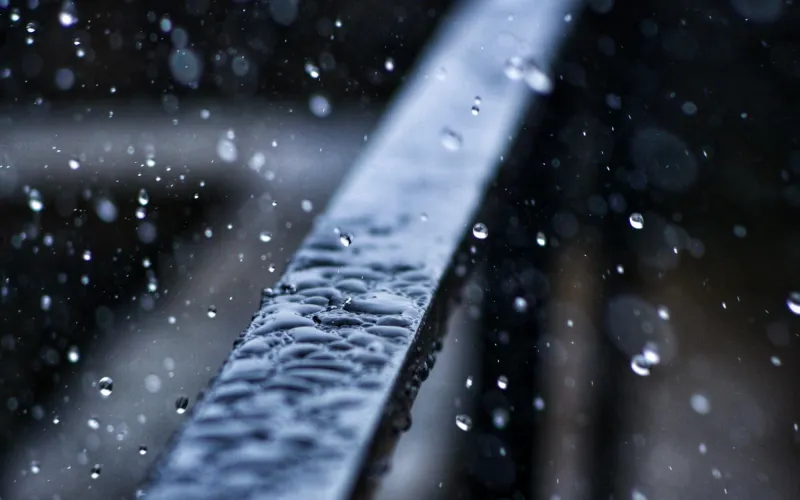 Regn på ett räcke