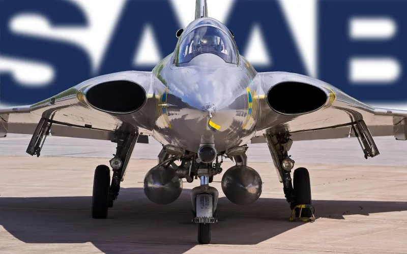 Ett flygplan framför logotypen för SAAB
