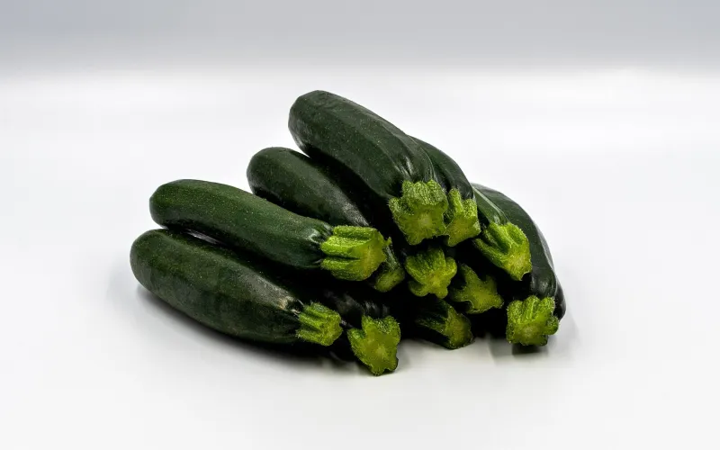En hög med zucciniar